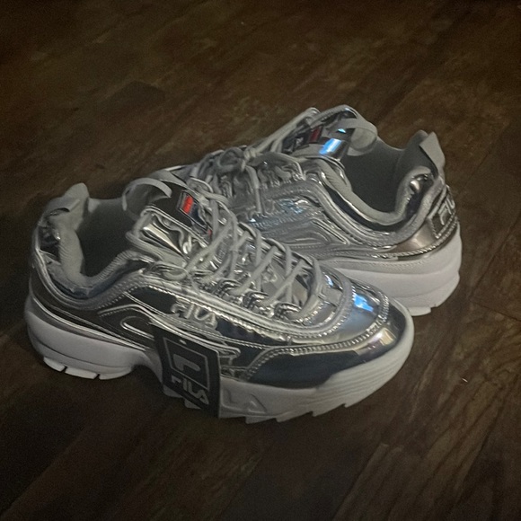 BRAND NEW METALLIC SILVER FILAS - Picture 1 of 4